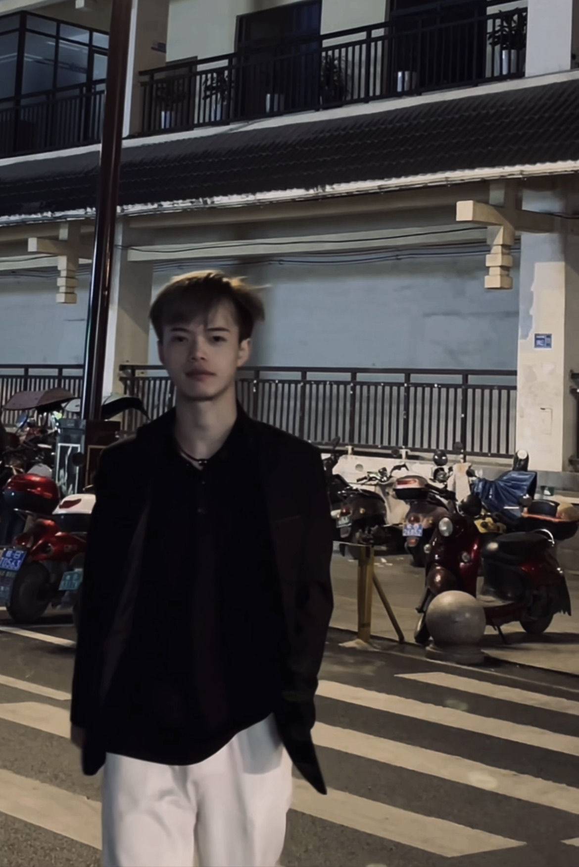 陈亦