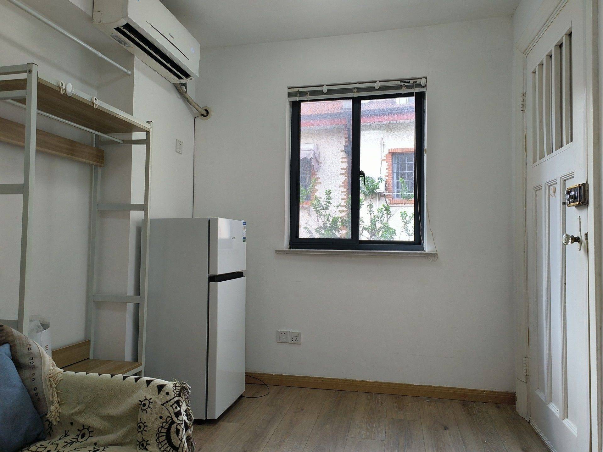 Shanghai-Jing‘An-外滩附近,押一付一,民宅民用水电,苏河湾旁,南京西路附近,淮海路附近,对面地铁口,房东直租,LGBTQ Friendly,Cozy Home,Clean&Comfy,No Gender Limit,Hustle & Bustle