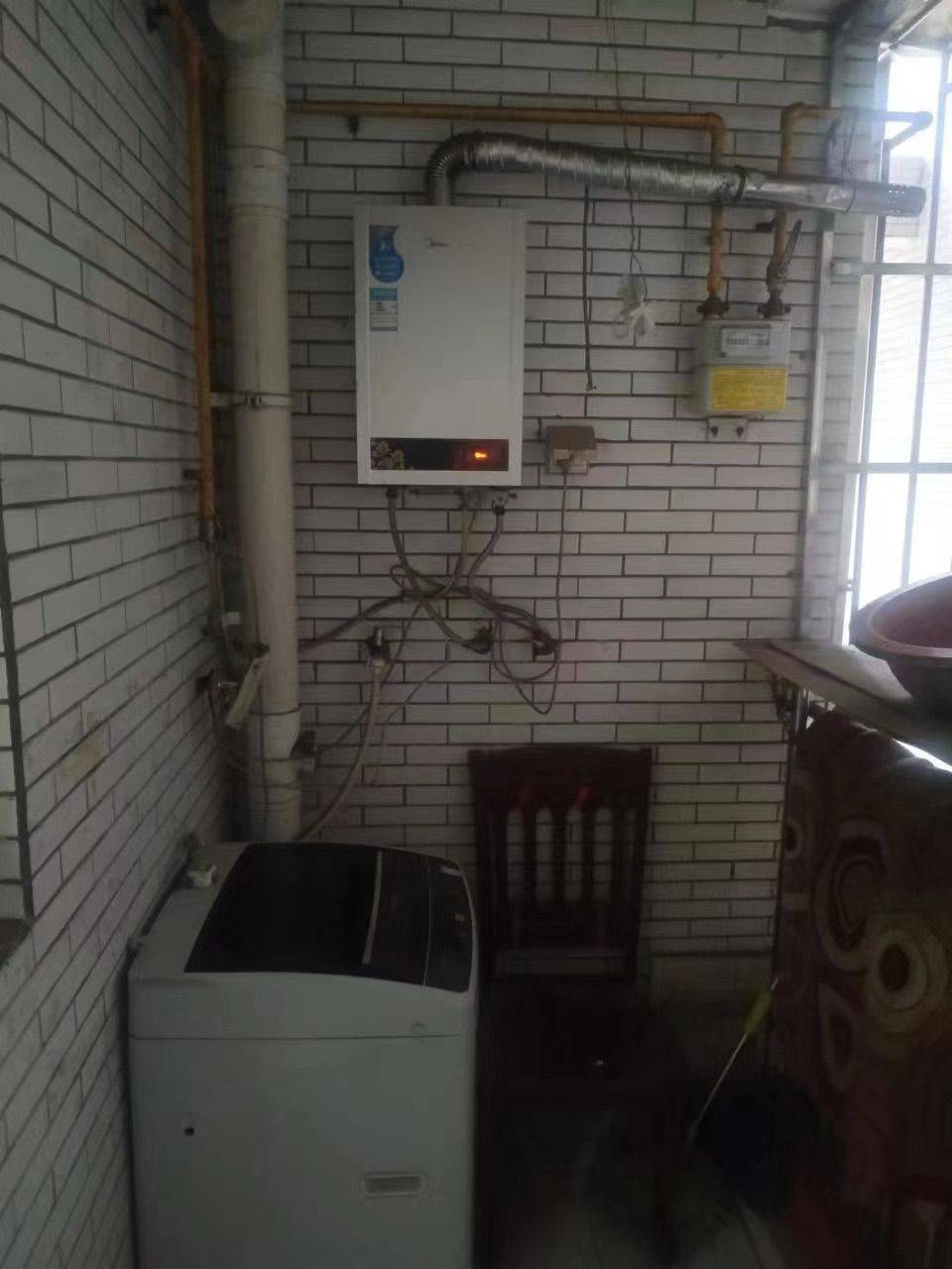 成都-新都-冷热水都有,不能养宠物,厨房、卫生间不是公用的，外人用不了,天然气的,周围配套好,独立厨房、卫生间,三个月起租,有网,骑共享单车几分钟就到3号线地铁,整租的,无中介费，物管费,温馨小窝,不限性别,市井烟火气