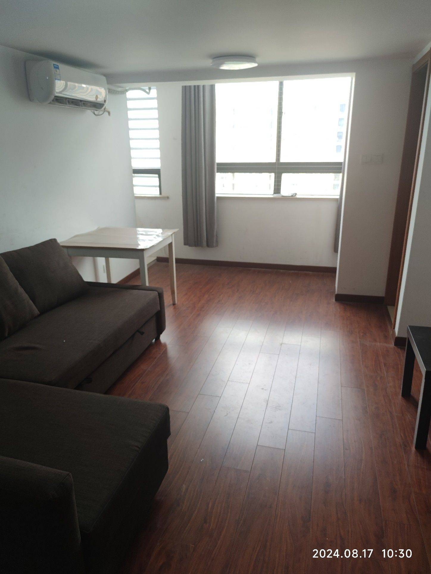 外国人 | Cozy Home | Clean&Comfy | No Gender Limit | Hustle & Bustle | “Friends” | Chilled