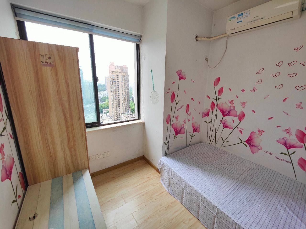 Wuhan-Hongshan-Cozy Home,Clean&Comfy,No Gender Limit,Hustle & Bustle,“Friends”,Chilled