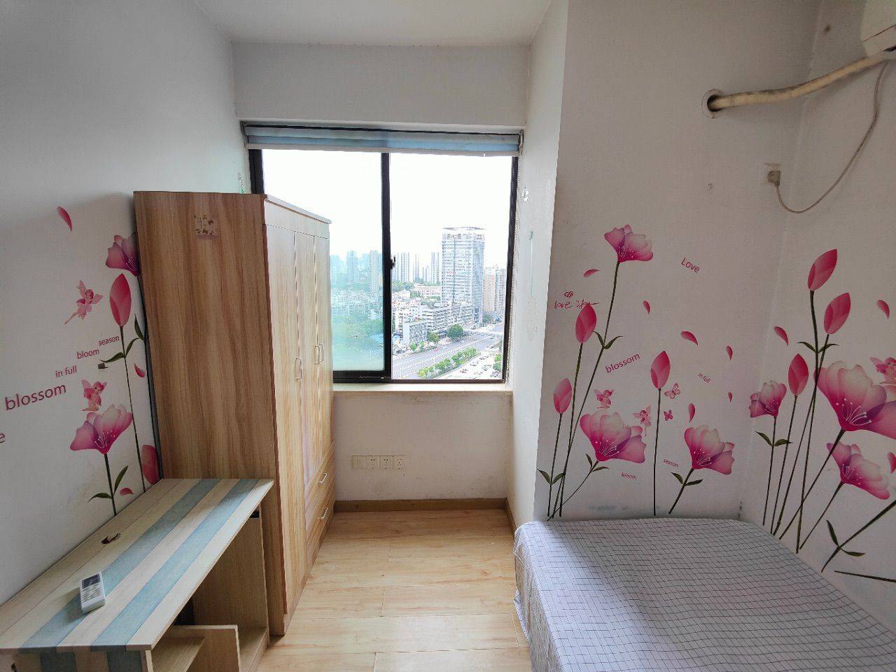 Wuhan-Hongshan-Cozy Home,Clean&Comfy,No Gender Limit,Hustle & Bustle,“Friends”,Chilled