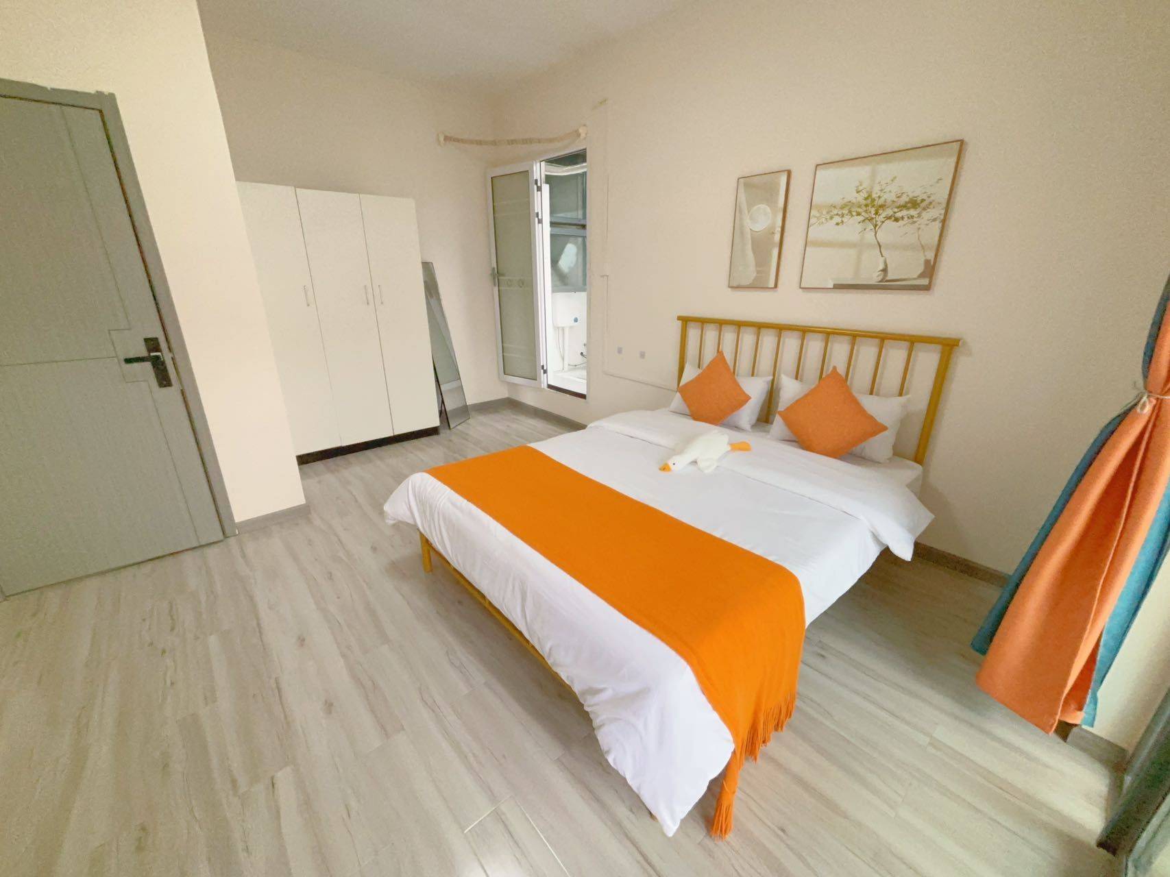 Wuhan-Hongshan-Cozy Home,Clean&Comfy,No Gender Limit,Hustle & Bustle,“Friends”,Chilled