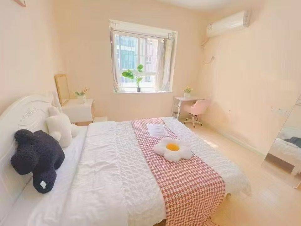 Wuhan-Hongshan-Cozy Home,Clean&Comfy,No Gender Limit,Hustle & Bustle,“Friends”,Chilled