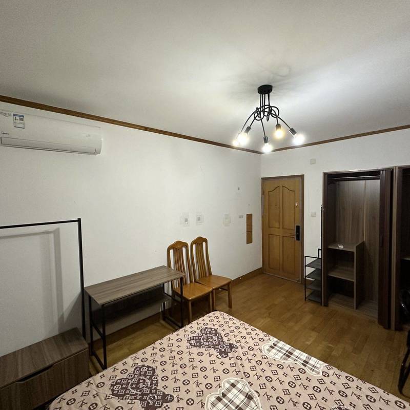 Shanghai-Pudong-三房朝南,房型好南北通透,民水民电,楼层好多层4楼,Cozy Home