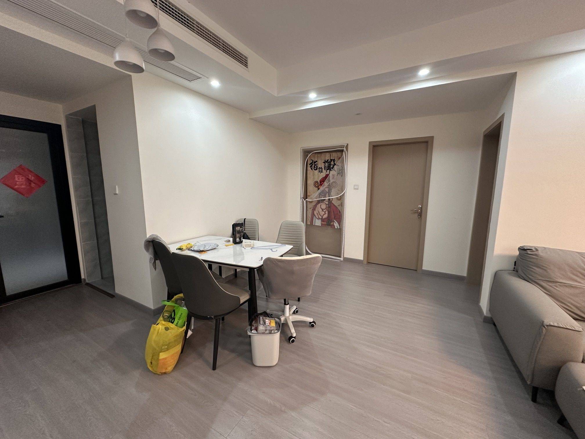 Chengdu-Shuangliu-Hustle & Bustle,“Friends”,Chilled