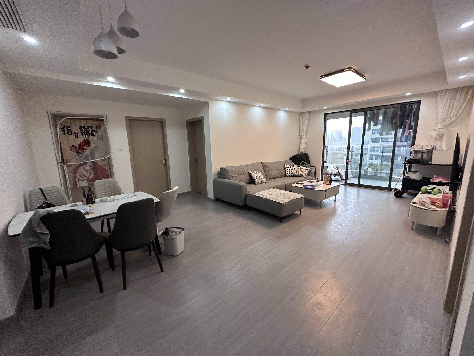 Chengdu-Shuangliu-Hustle & Bustle,“Friends”,Chilled