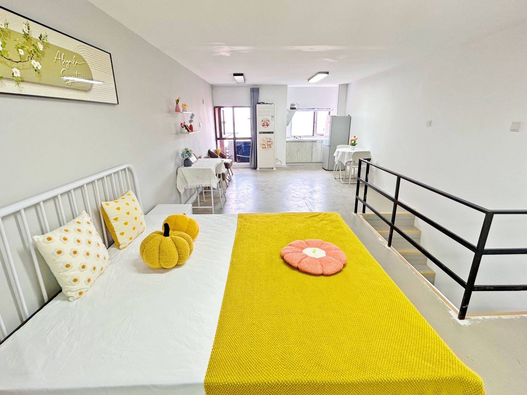 Cozy Home | Clean&Comfy | No Gender Limit | Hustle & Bustle | “Friends” | Chilled | LGBTQ Friendly | Pet Friendly