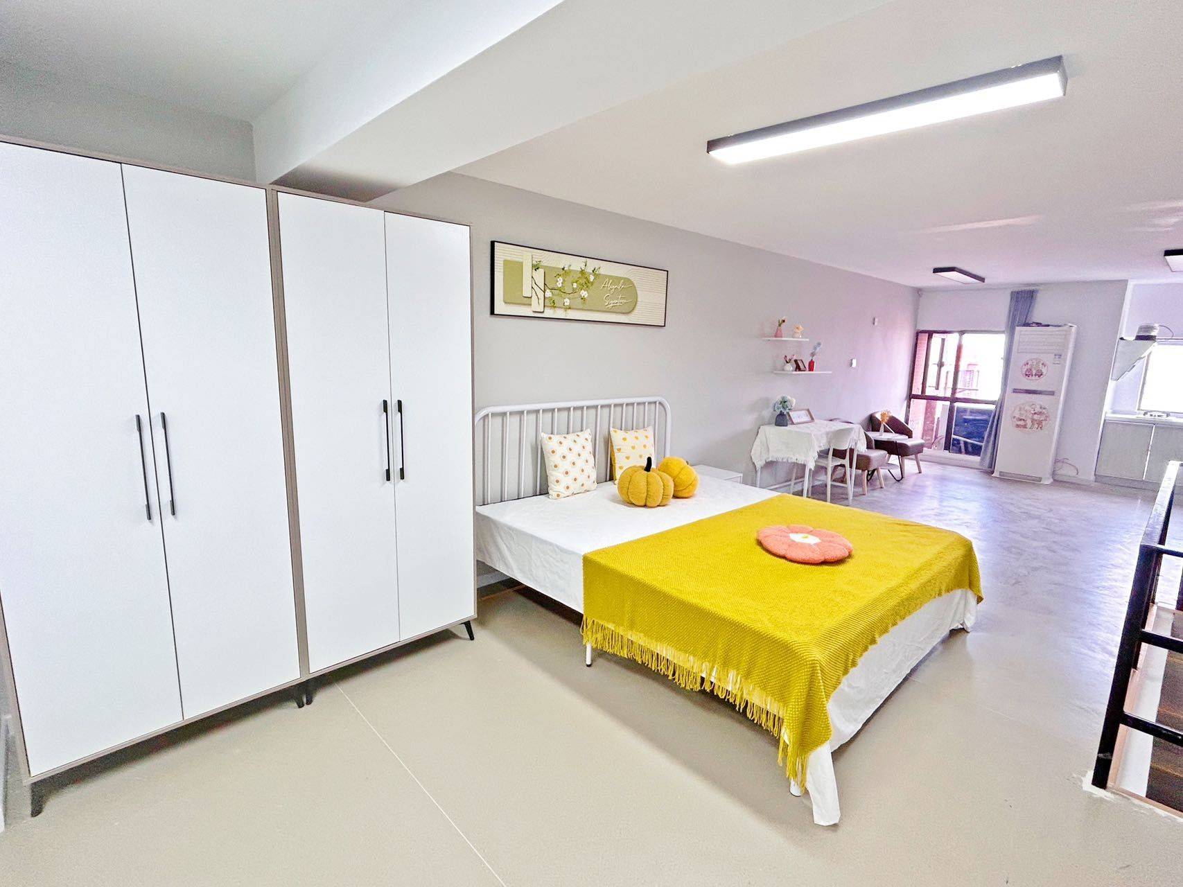 Cozy Home | Clean&Comfy | No Gender Limit | Hustle & Bustle | “Friends” | Chilled | LGBTQ Friendly | Pet Friendly